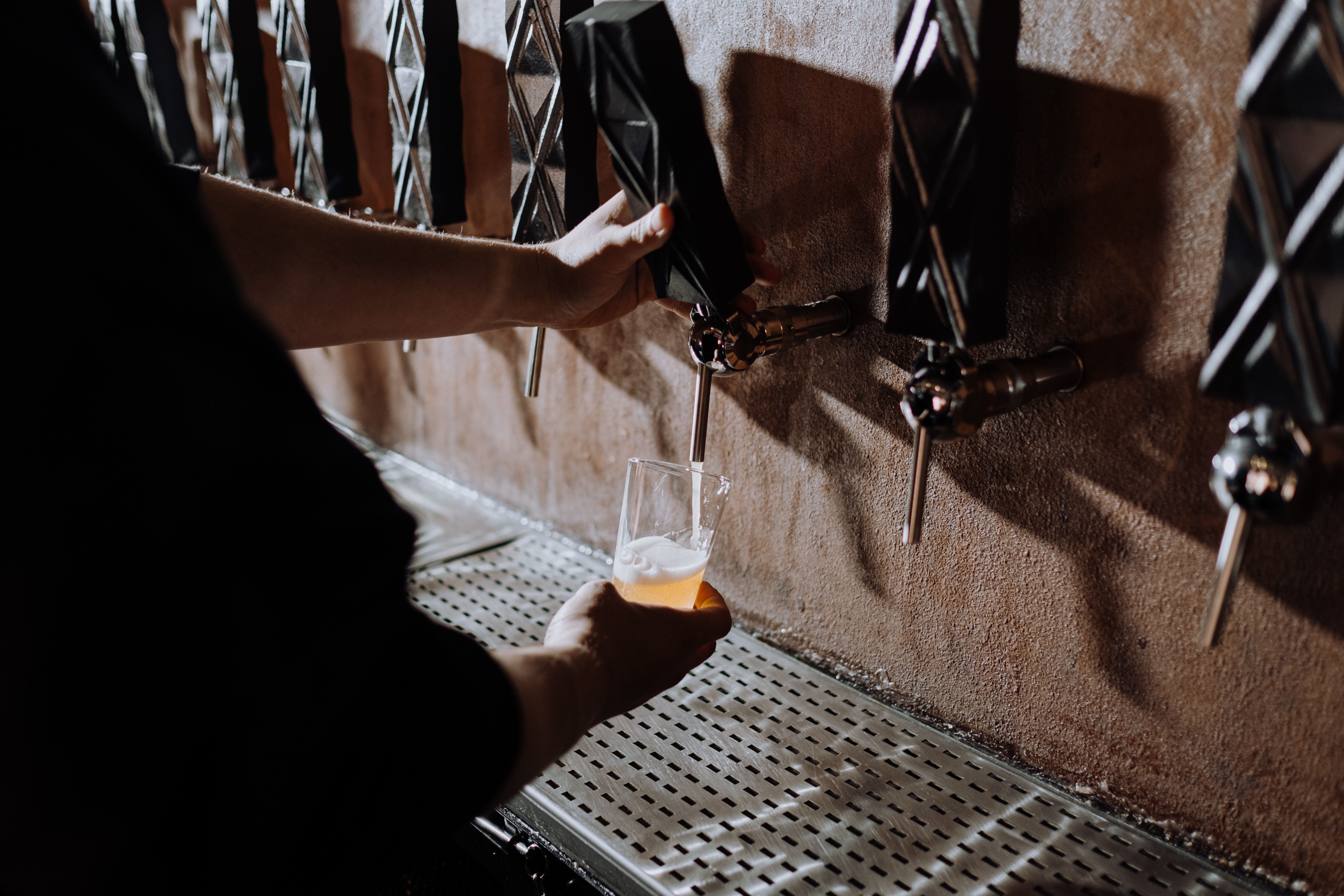 Un hombre sirviendo una cerveza. Prexel 