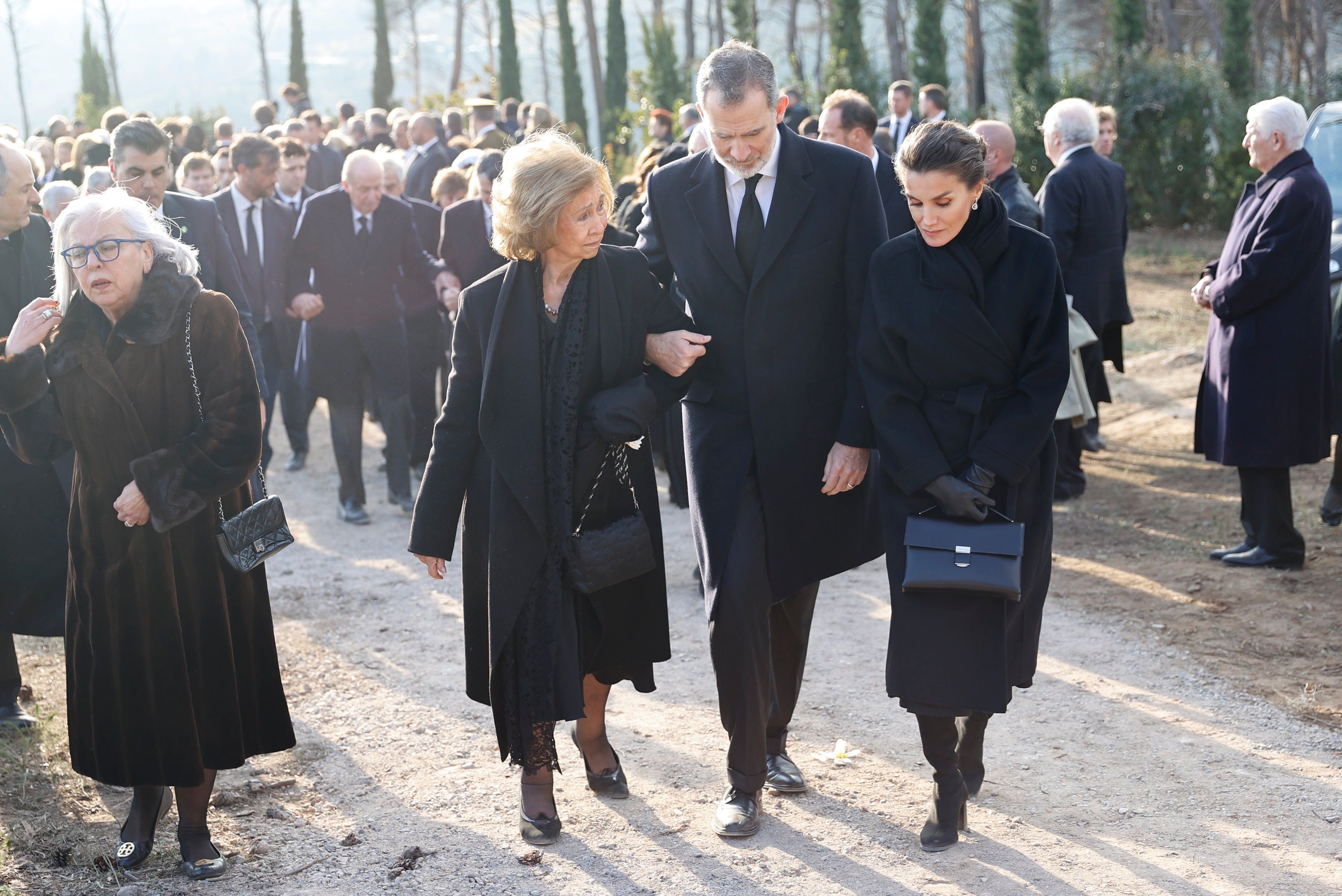 Felipe VI, Letizia y Doña Sofía en el funeral de Constantino de Grecia.