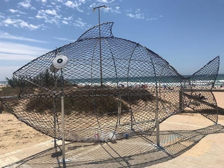 Pez de metal instalado en la playa de El Palmar. 