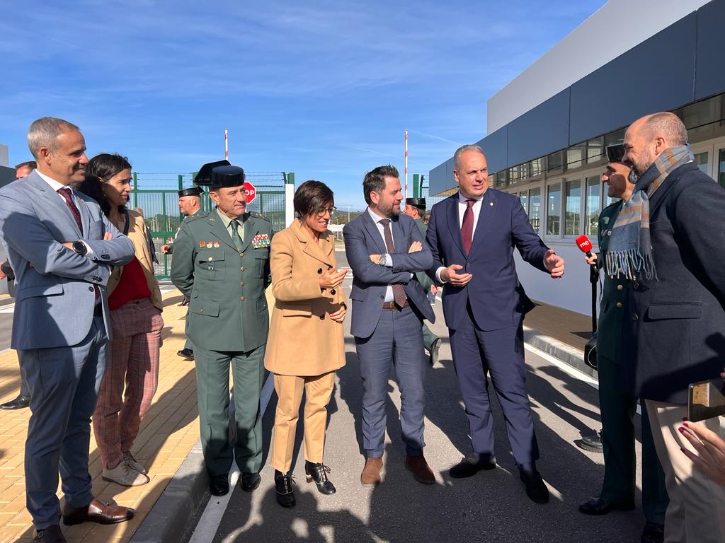 Un instante de la visita a en el nuevo depósito franco de El Fresno, en Los Barrios.