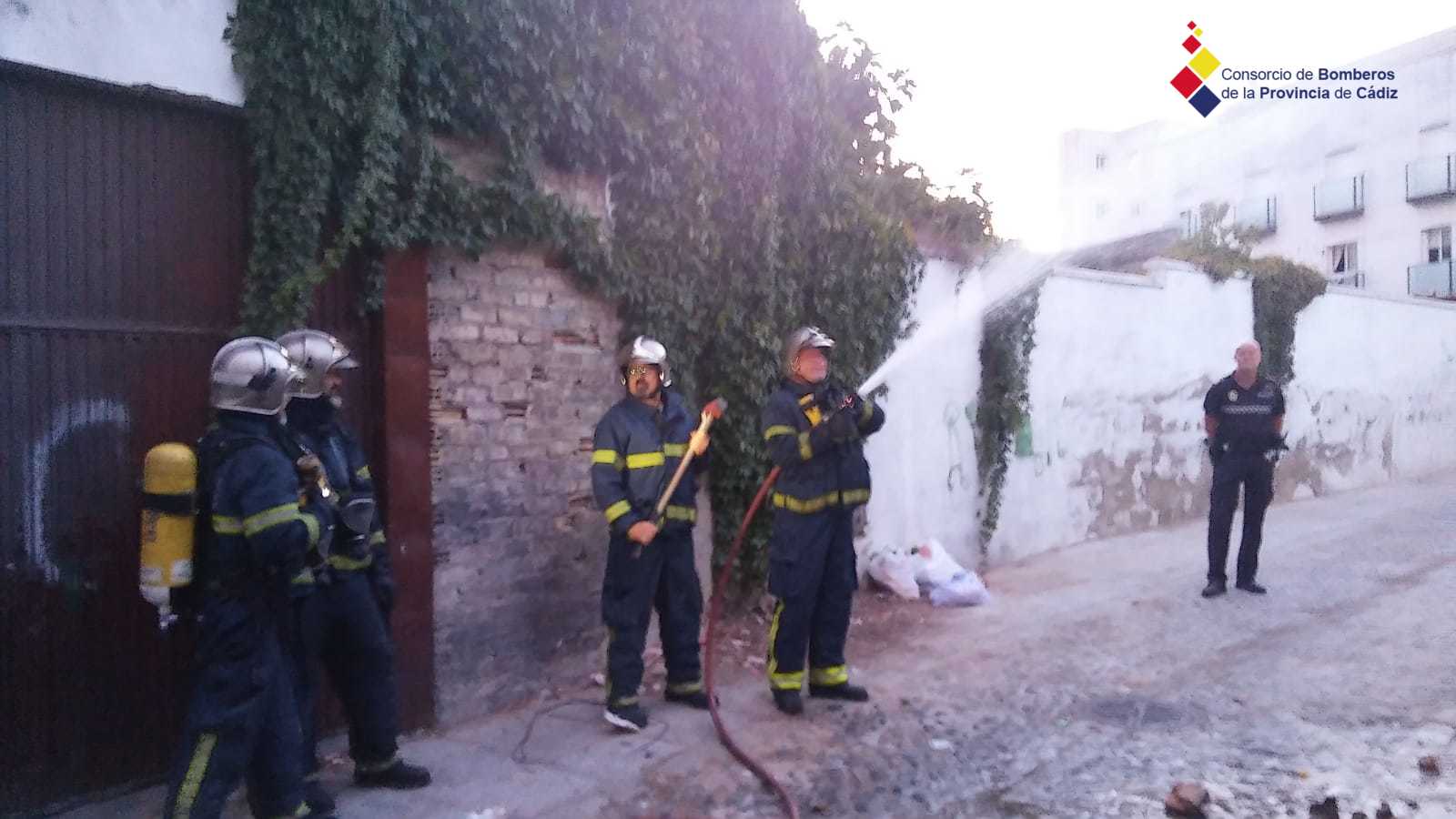 Efectivos de los Bomberos apagando el incendio en una vivienda abandonada del barrio de Santiago. FOTO: Consorcio Bomberos