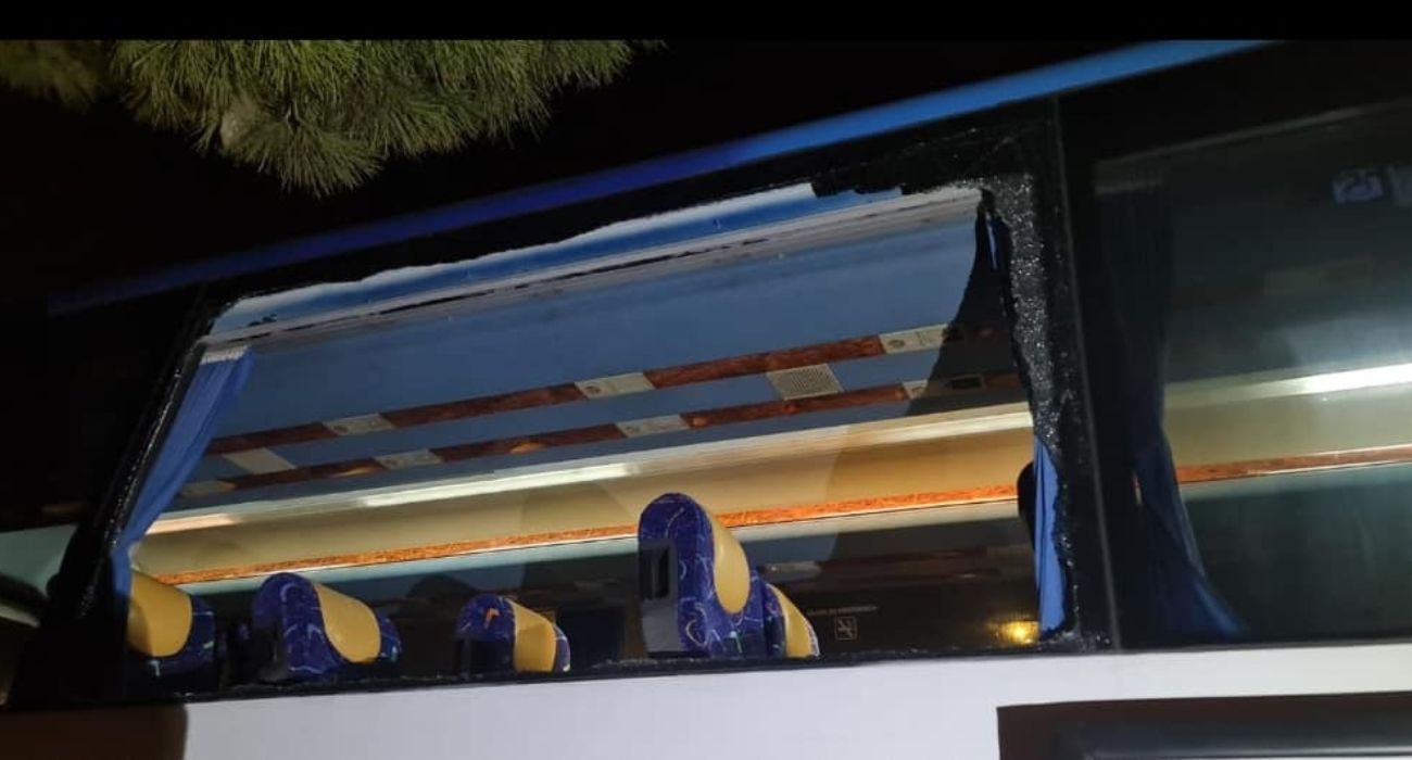 Estado de una de las lunas del autobús de la UD Grazalema. 