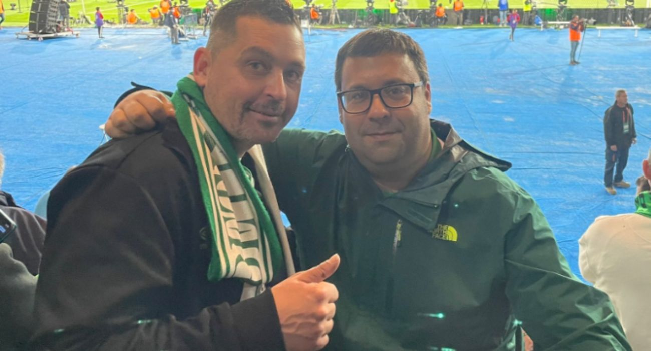 Manolo Guerrero, a la derecha, disfrutando de su Betis.