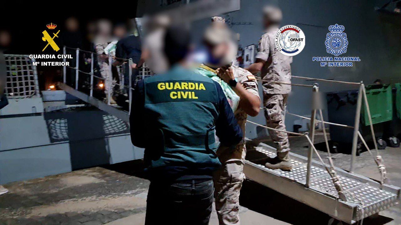 Una imagen de la operación policial que ha desarticulado a una organización criminal que traficaba droga en velero.