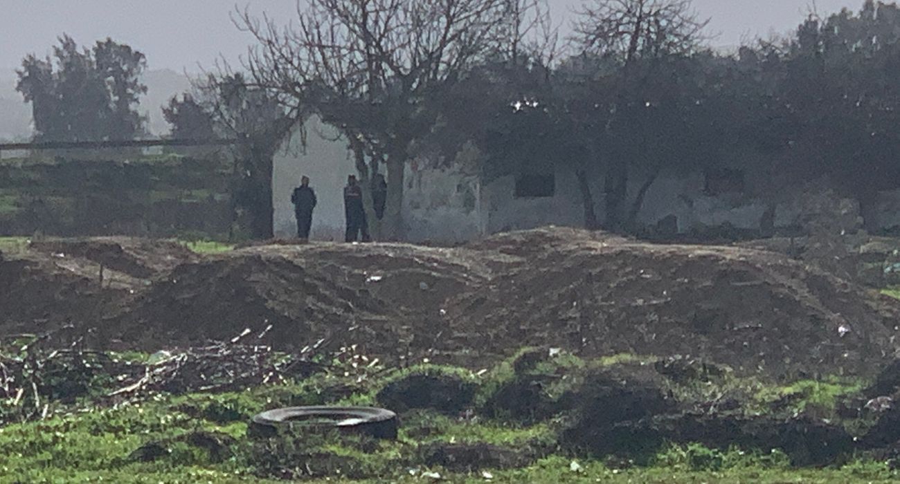 Agentes de la Policía Nacional y Guardia Civil, en el lugar donde ha sido encontrado el cuerpo del joven.