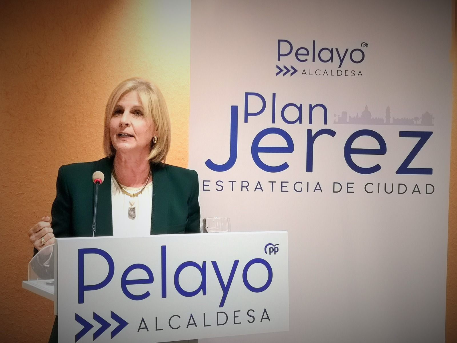María José García-Pelayo, candidata del PP a la alcaldía de Jerez, durante la rueda de prensa en el hotel Asta Regia.