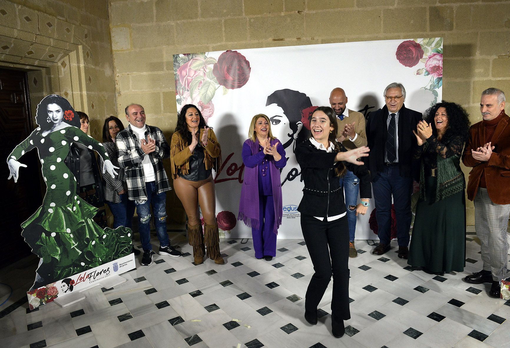 Lucia Aliaño se da una 'pataíta', durante el acto de presentación del programa por el centenario de Lola Flores en Jerez.