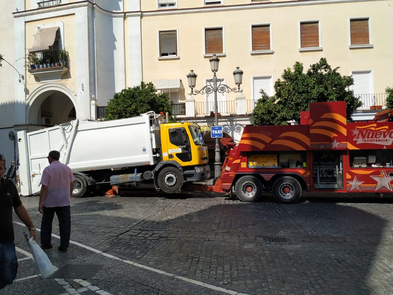 Camión de la basura siendo remolcado por la grúa. FOTO: cedida