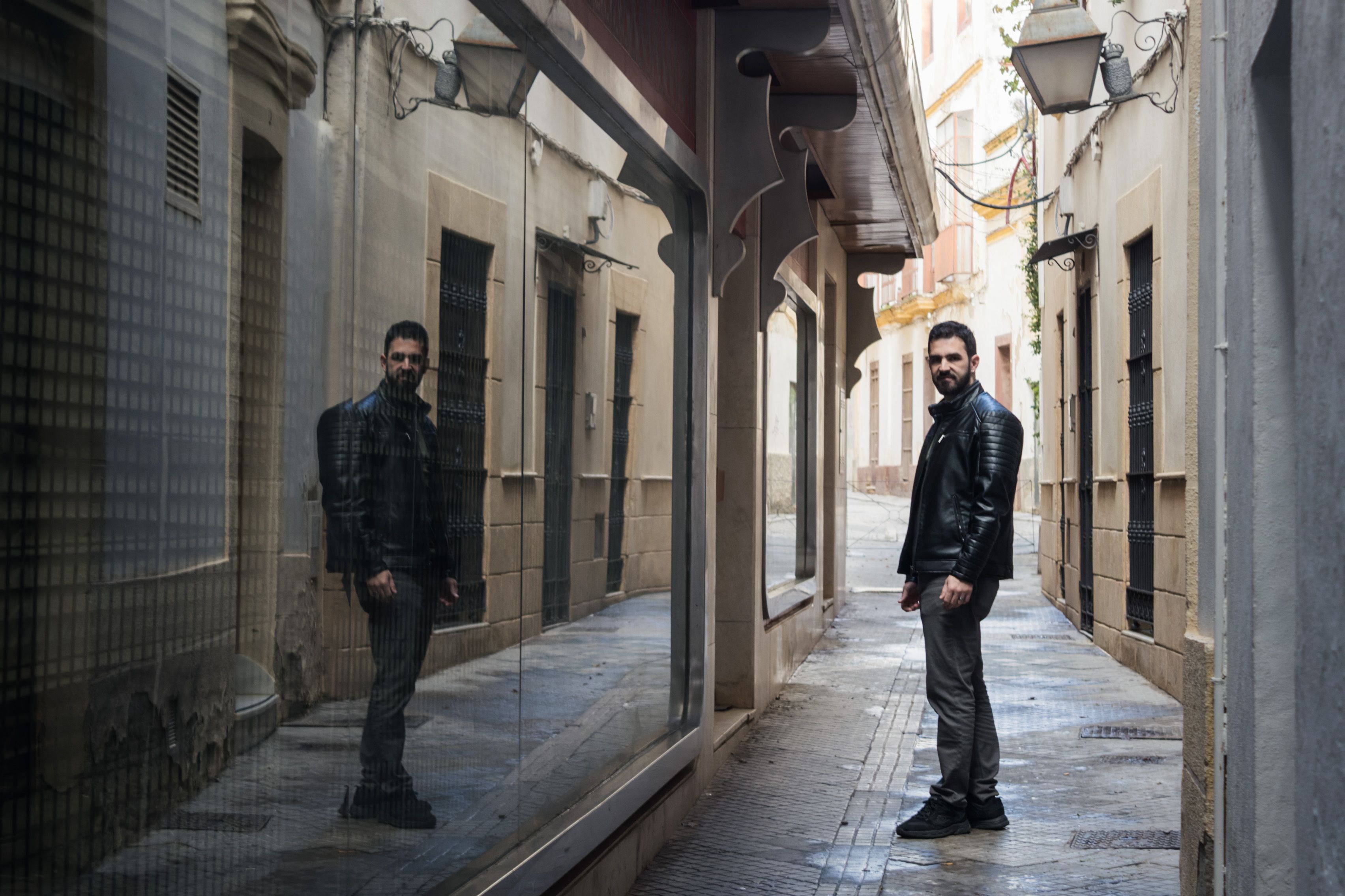 El pintor Kuko Báez, frente a Espacio Abierto, donde expone 'Hedoné'.