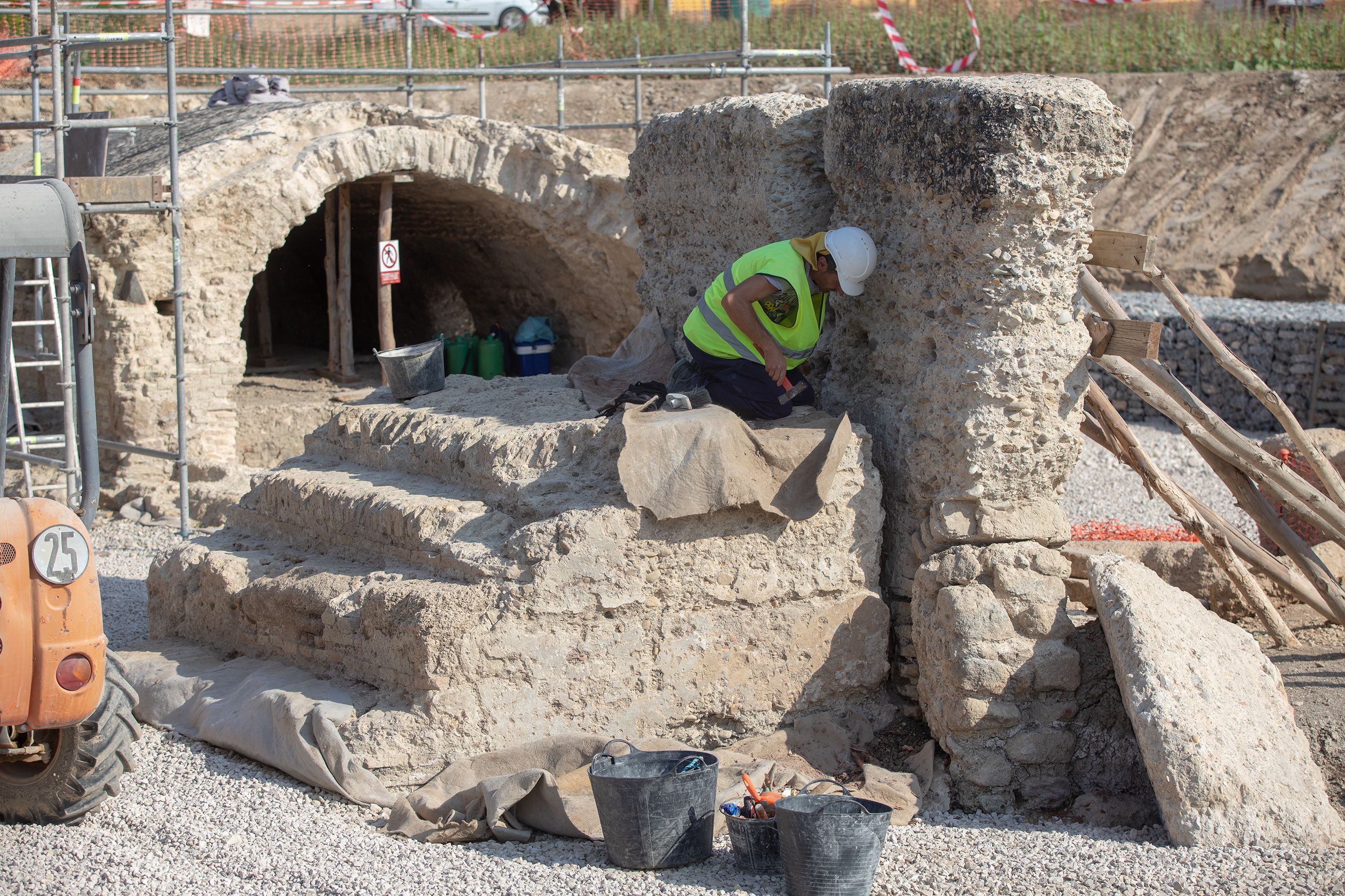 Trabajos en el molino romano de La Corta. FOTO: JUAN CARLOS TORO