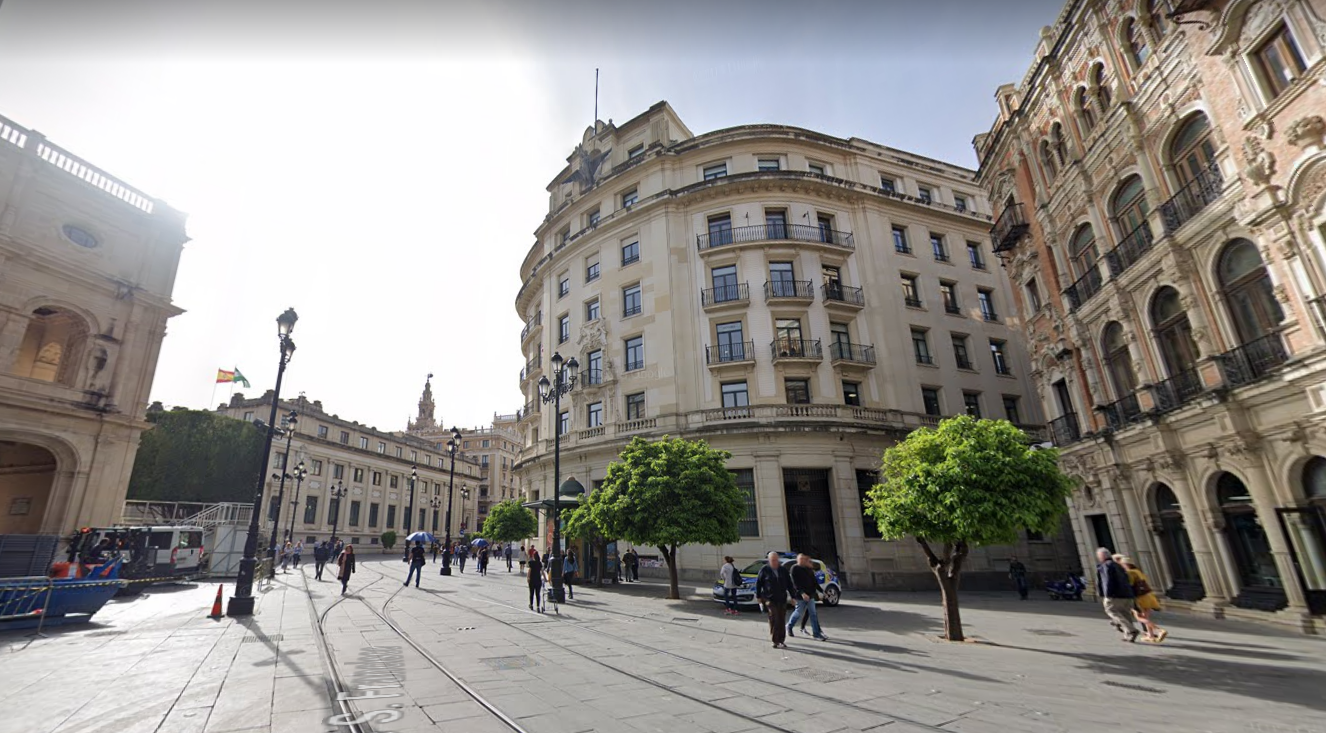 Edificio de la Avenida de la Constitución que será un hotel de lujo.