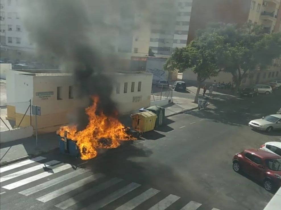 Contenedor ardiendo en la avenida del Amontillado en Jerez.
