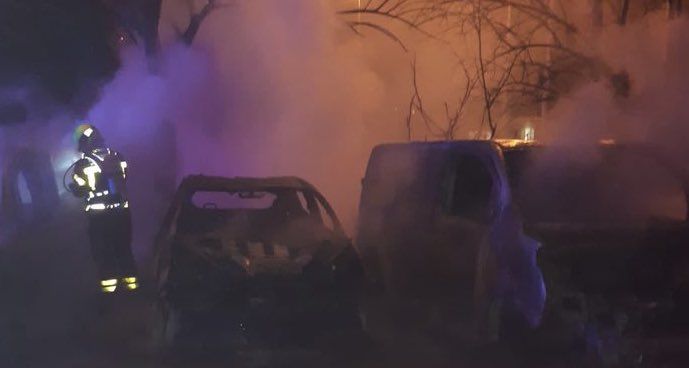 Coches ardiendo en Algeciras. Coches ardiendo en Algeciras.