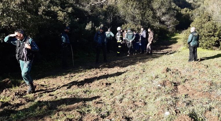 Efectivos de emergencias, con el hombre de 83 años encontrado en Algar.