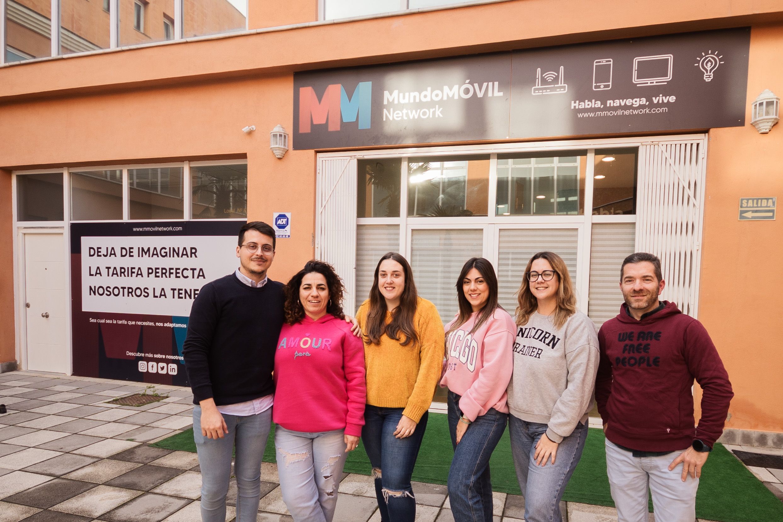 Algunos empleados de MundoMóvil, la compañía que desafió la pandemia y el paro juvenil, en Jerez, con José Ángel Perdigones a la cabeza.