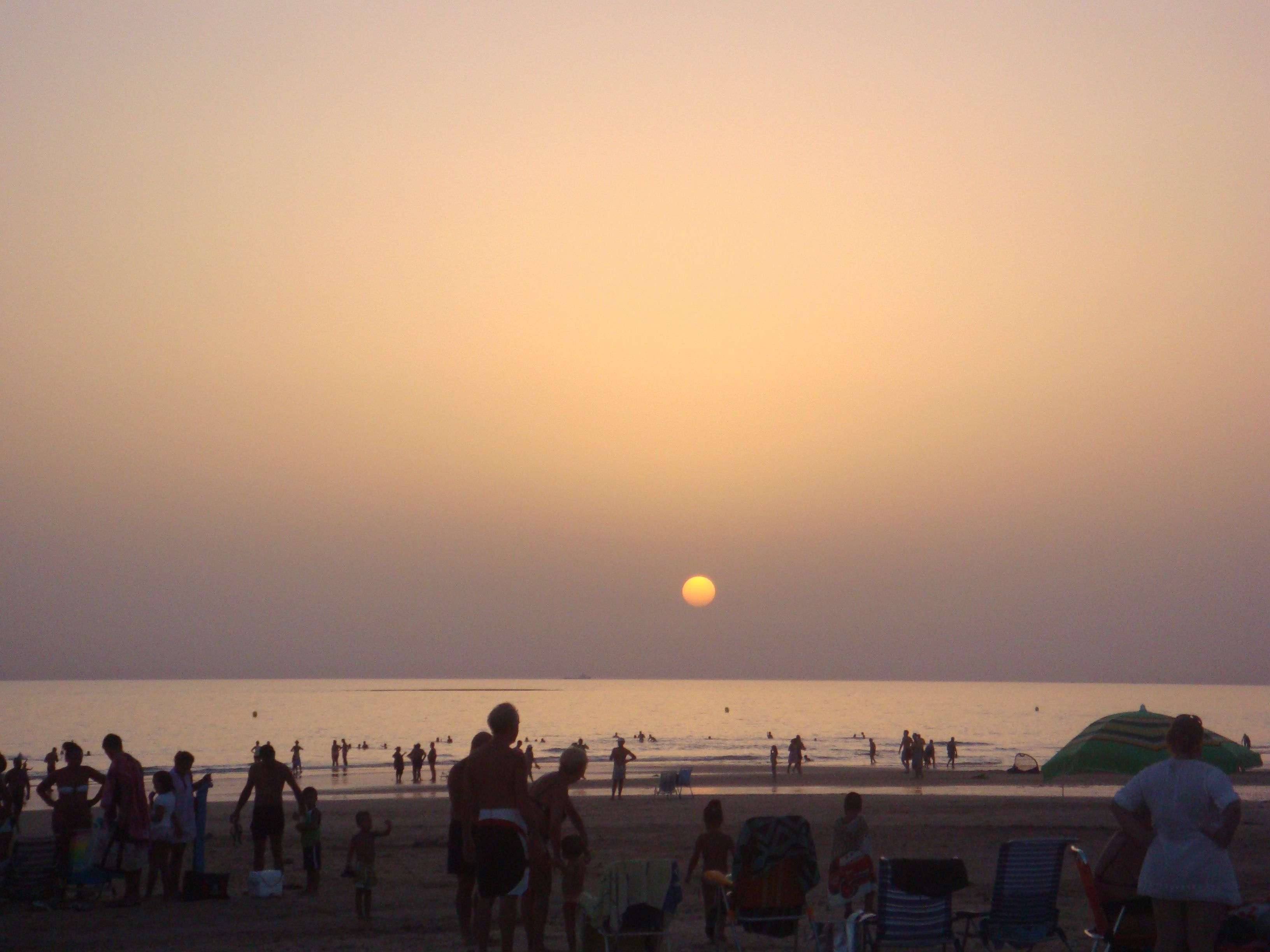 Atardecer en la playa de Camposoto, en San Fernando. FOTO: Wikimedia Commons