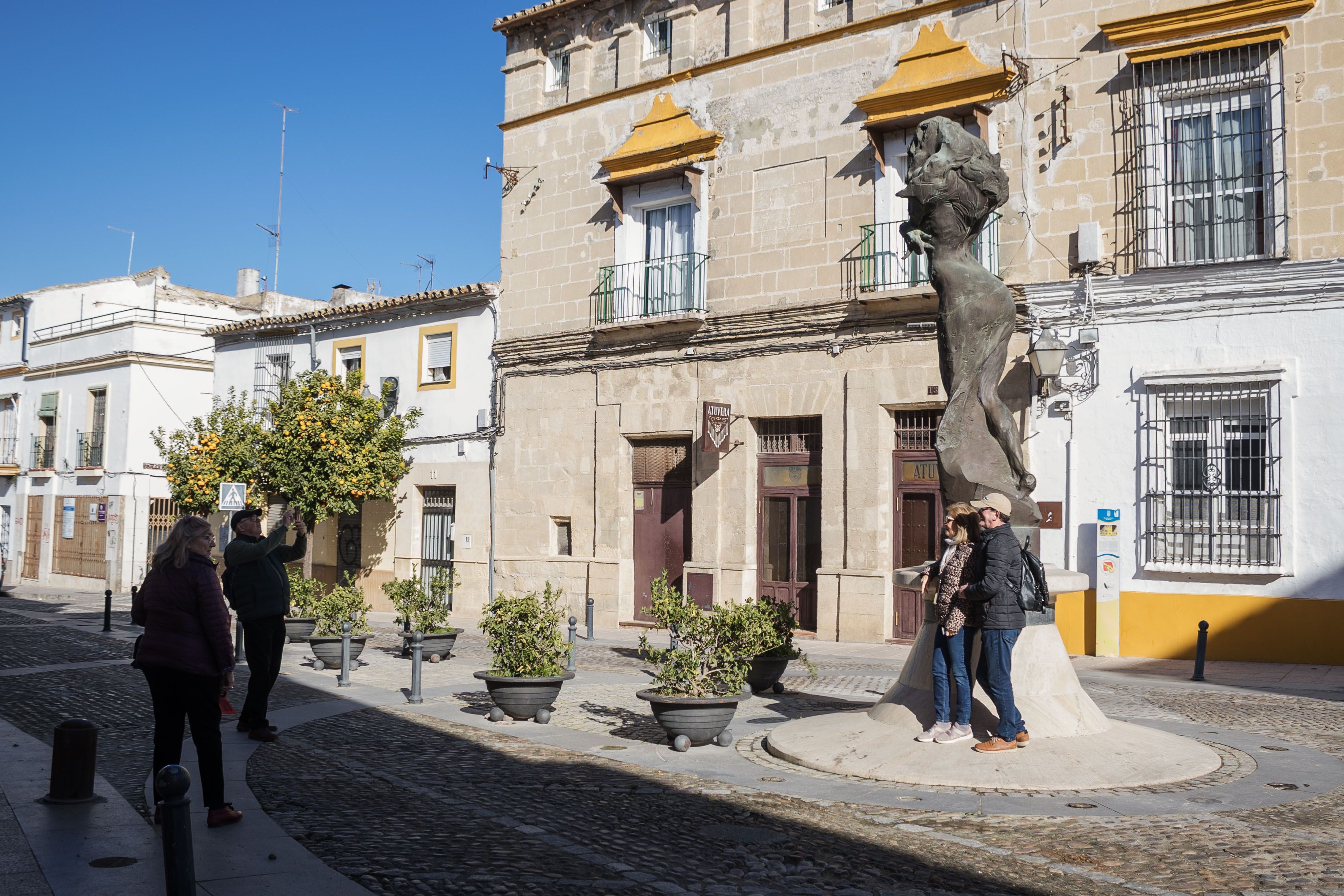 Un grupo de turistas junto al monumento de Lola Flores en Jerez. 