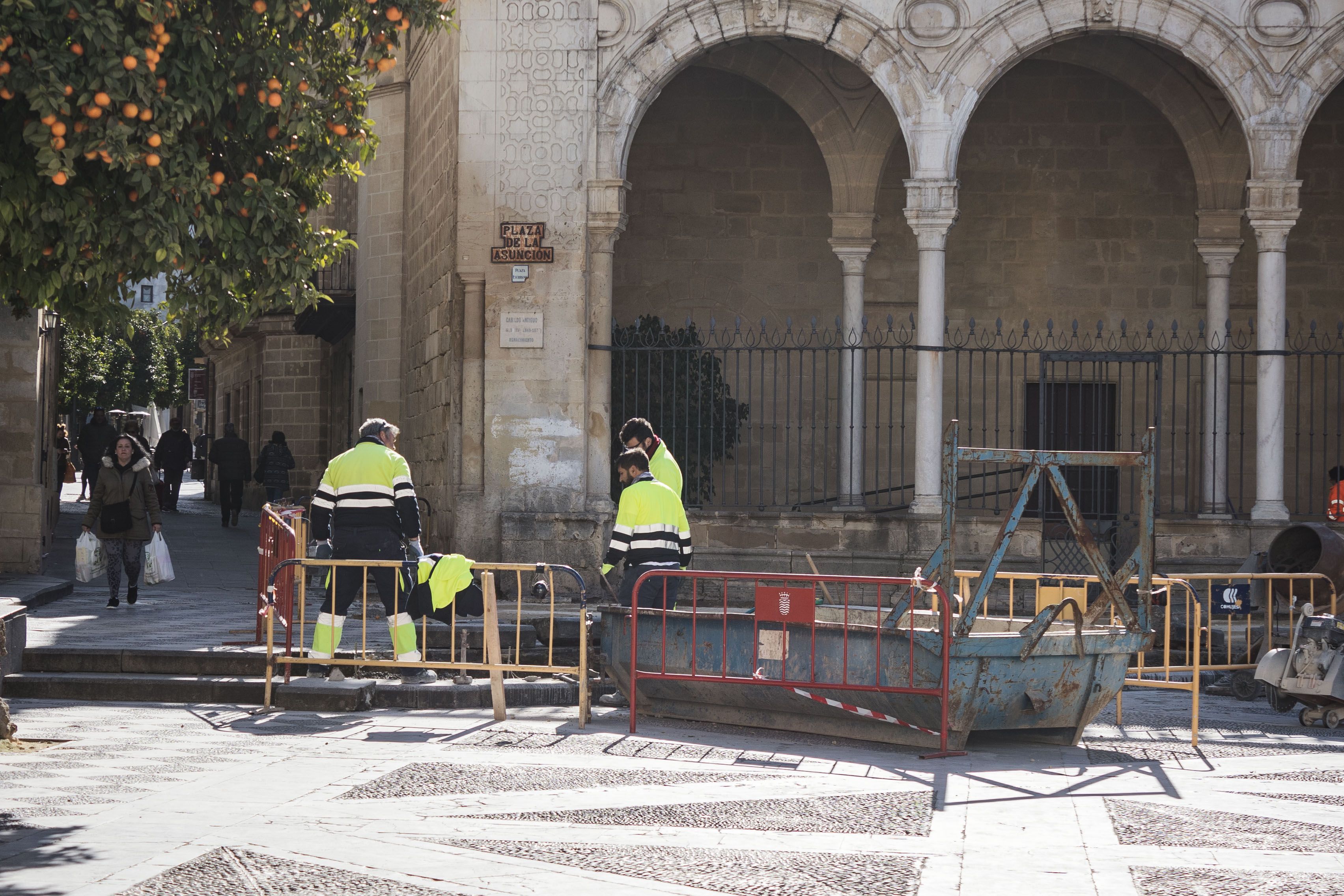 Operarios municipales trabajando en una actuación en la plaza de la Asunción.