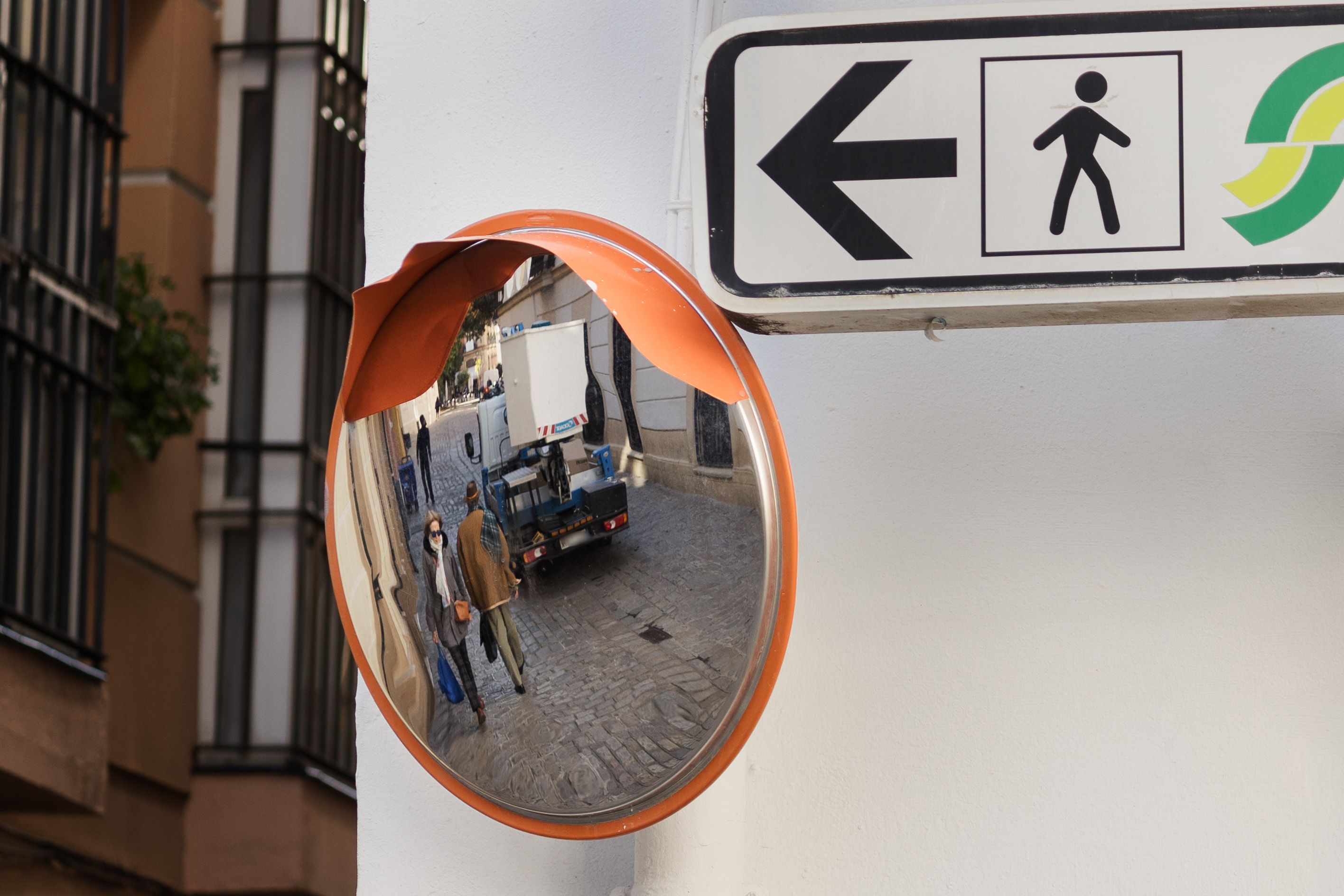 La DGT vigila el estado de los coches.