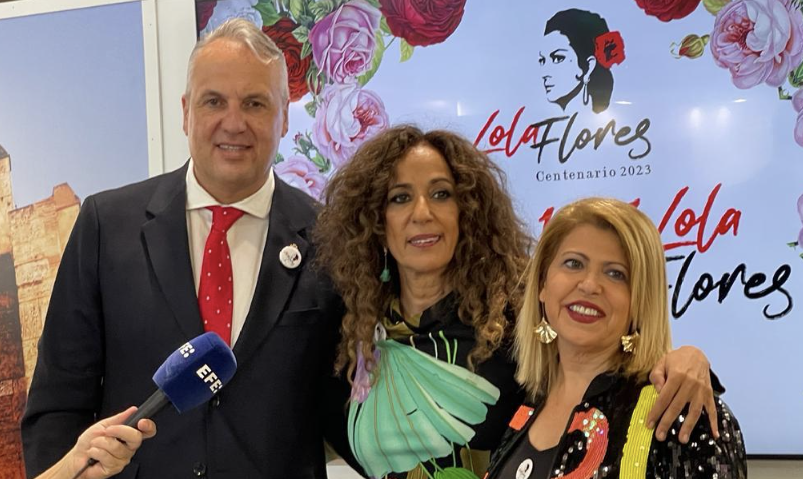 Ruiz Boix, Rosario y Mamen Sánchez posando tras la presentación del Año Lola.