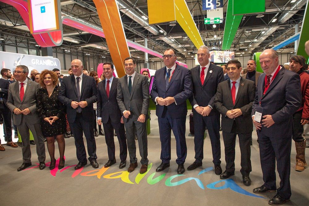 Juan Carlos Ruiz Boix y Juanma Moreno junto a diferentes representantes de las Diputaciones andaluzas en Fitur.