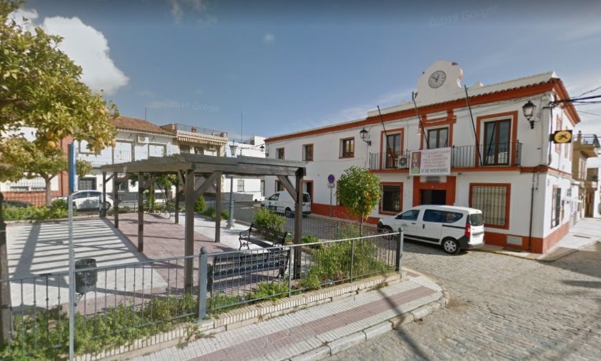 Vista del Ayuntamiento de El Garrobo, en Sevilla