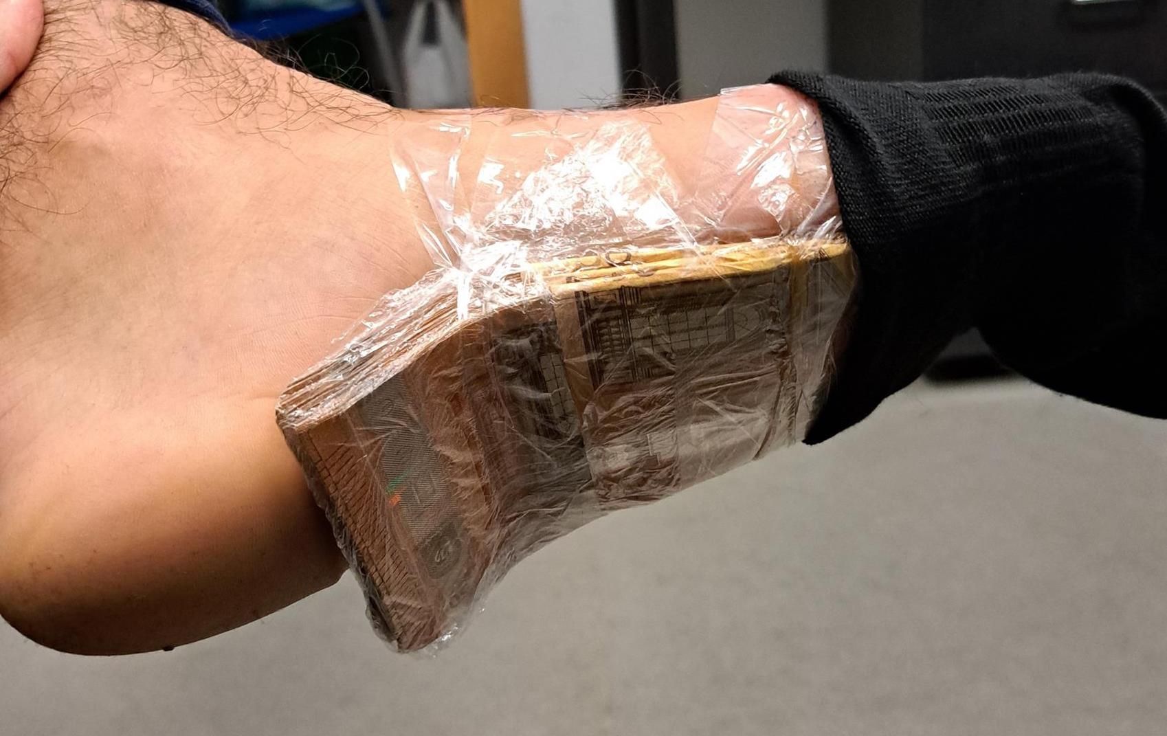 Billetes adosados al cuerpo del detenido por blanqueo antes de coger el ferry.