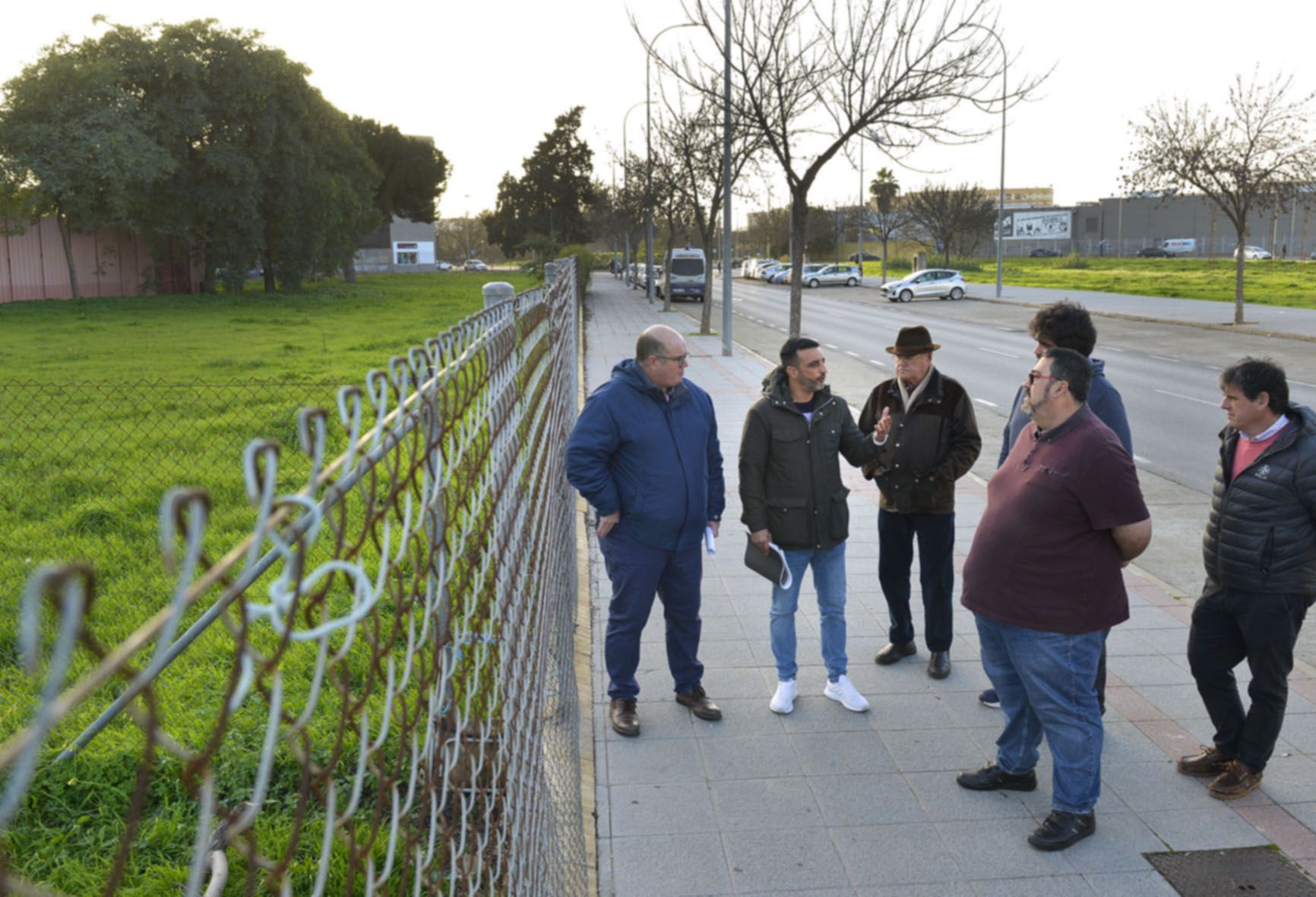 El teniente de alcaldesa, José Antonio Díaz, en la zona de Chapín Norte en Jerez junto a representantes vecinales y comerciantes.