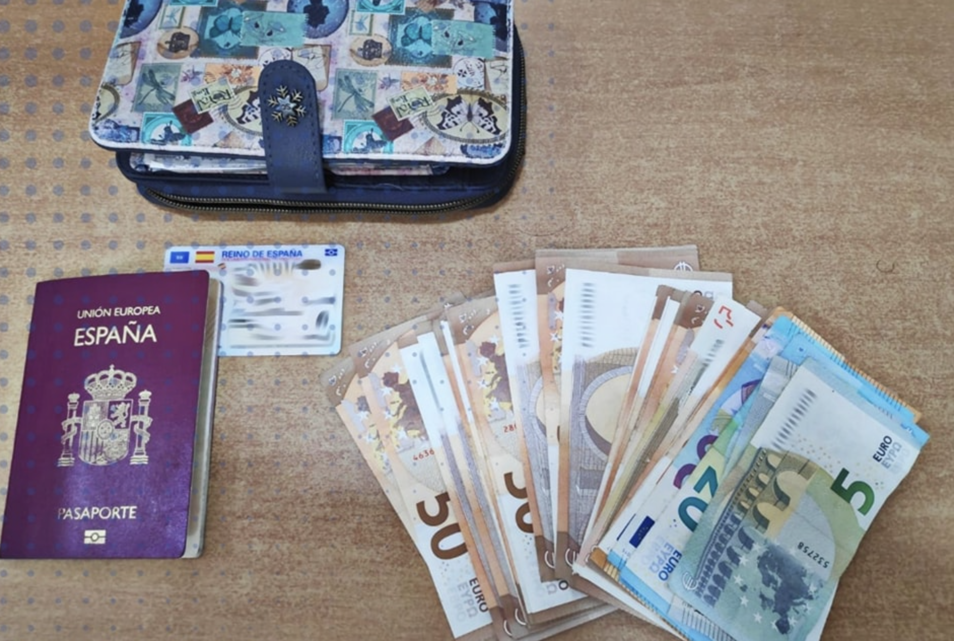 El contenido del bolso que se encontró una chipionera en la calle.