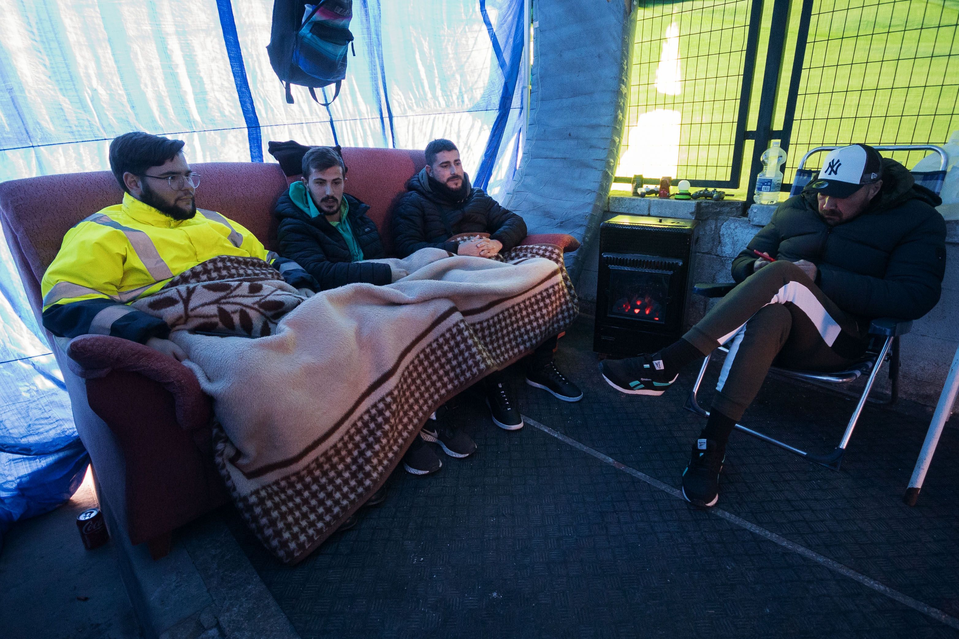 Antonio, Aitor, Francisco y Francisco Javier se resguardan del frío.