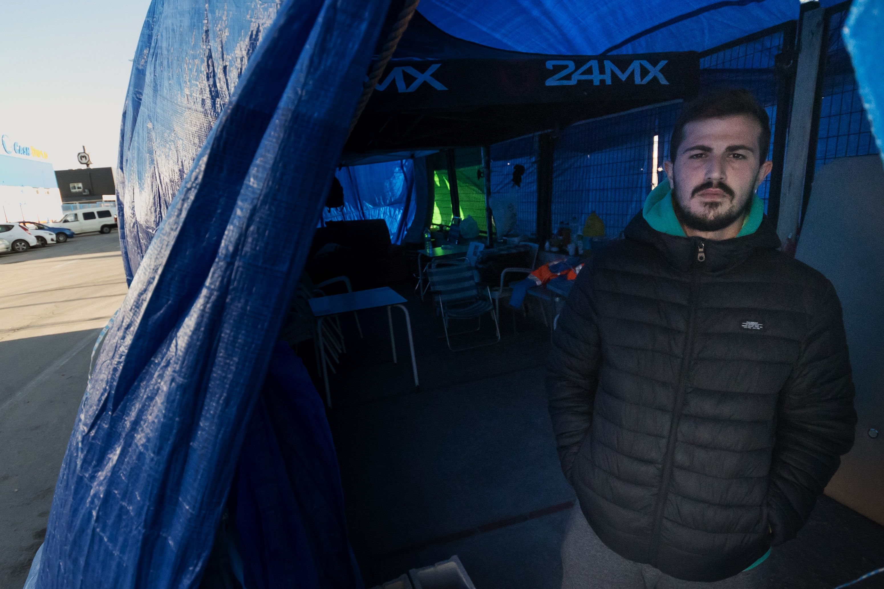 Aitor en la puerta de la carpa.