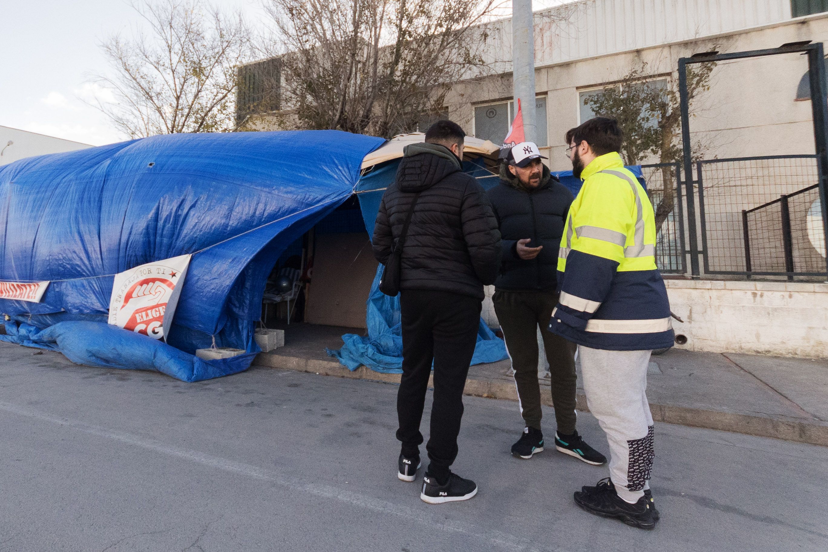 Los trabajadores conversan en el polígono Pelagatos.