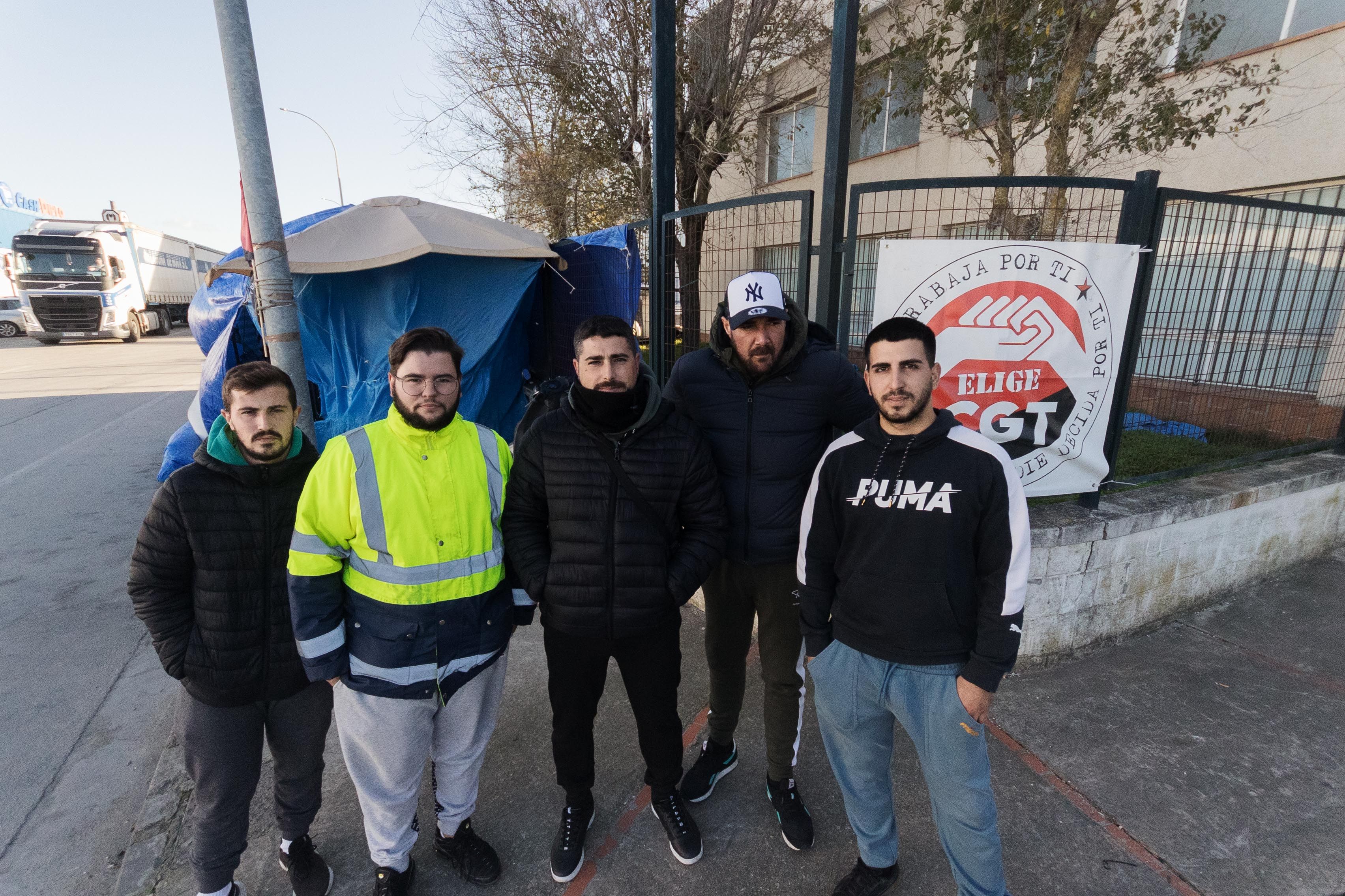 Trabajadores que secundan la huelga indefinida en la panificadora Butrón de Chiclana.