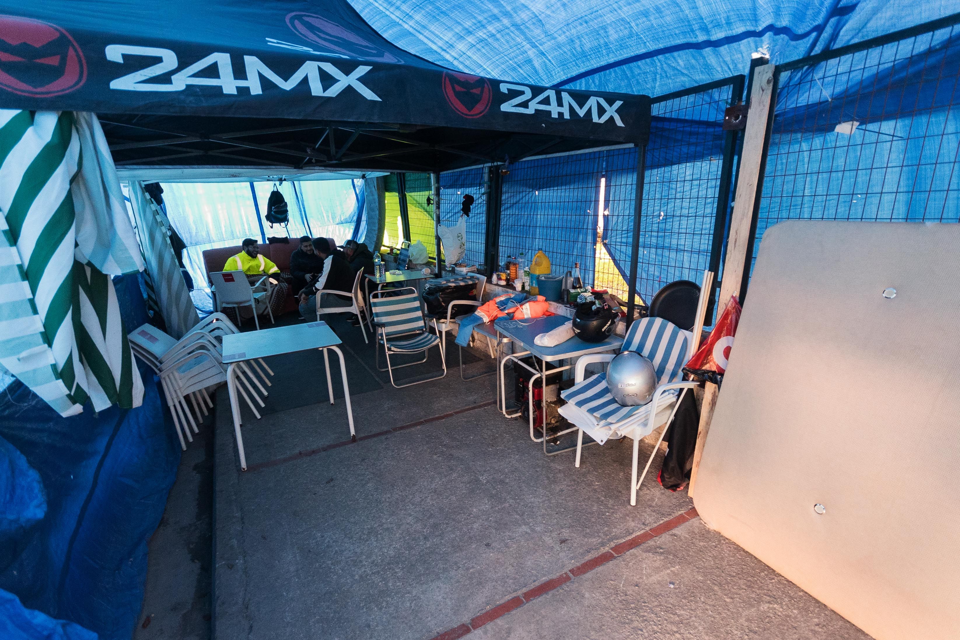 Interior de la carpa donde permanecen acampados los trabajadores.