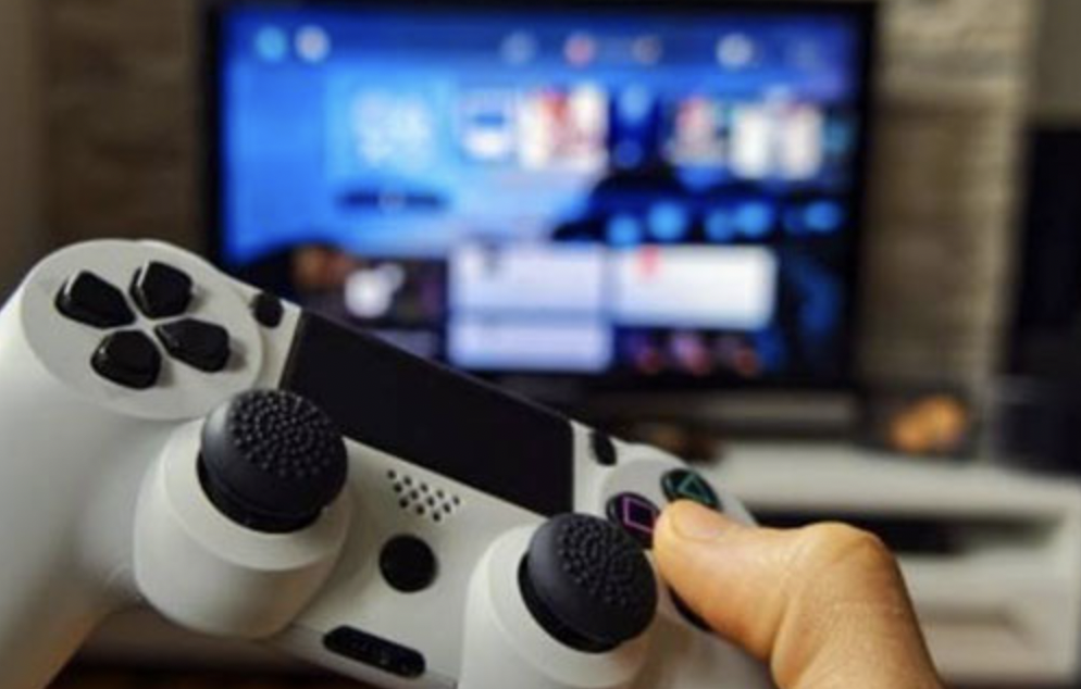 Una persona jugando con su videoconsola.