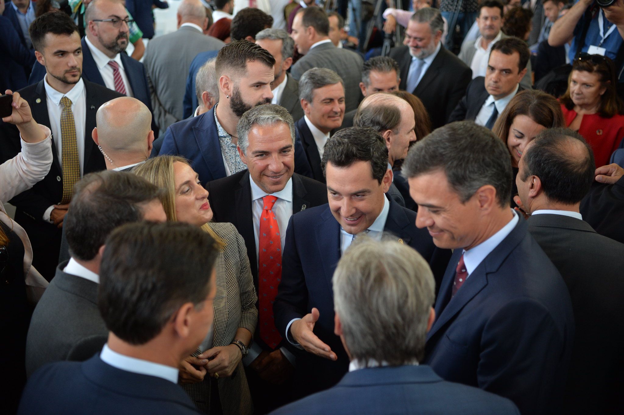 El presidente del Gobierno en funciones, Pedro Sánchez, y el presidente de la Junta de Andalucía, Juanma Moreno, asiste a la inauguración de la línea de AVE Madrid-Antequera-Granada. FOTO: JUNTA DE ANDALUCÍA