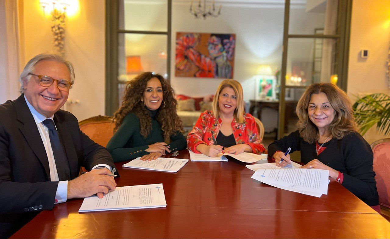 Mamen Sánchez, alcaldesa de Jerez, Francisco Camas, ya ex delegado de Cultura y Patrimonio, Lolita y Rosario Flores, en enero pasado en Madrid, firmando el convenio.