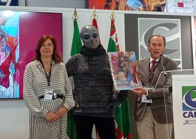 Román y Vela junto al marciano.