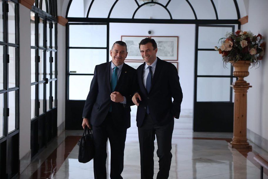 Antonio Sanz, consejero de Presidencia de la Junta, con Bruno García, candidato del PP a la Alcaldía de Cádiz.