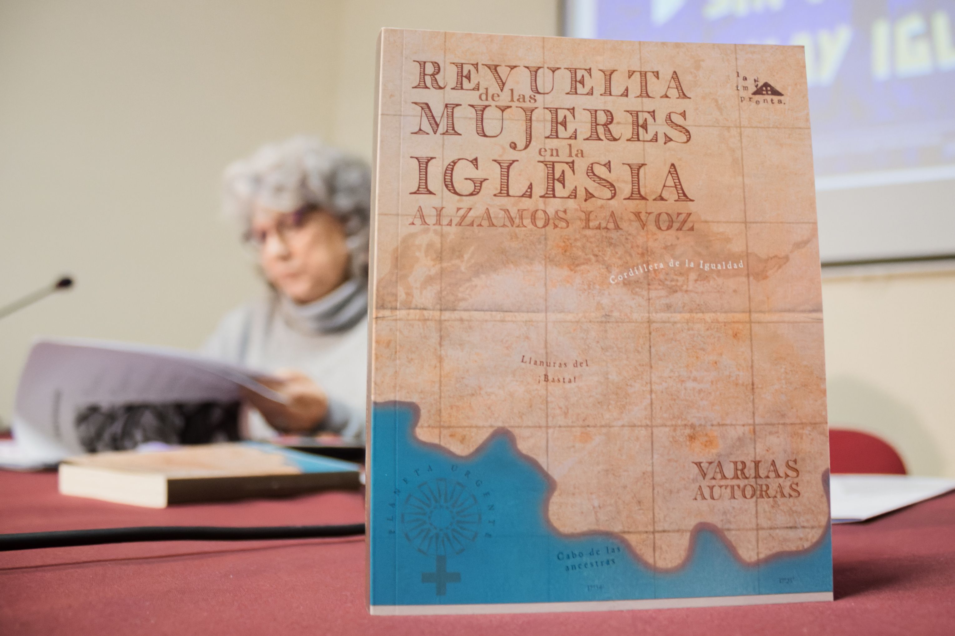 Mercedes López y ante ella el libro del que es autora.      CANDELA NUÑEZ 