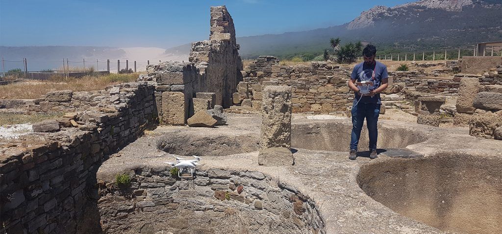 Uno de los investigadores de la UCA tomando imágenes con un dron en Baelo Claudia. FOTO: UCA