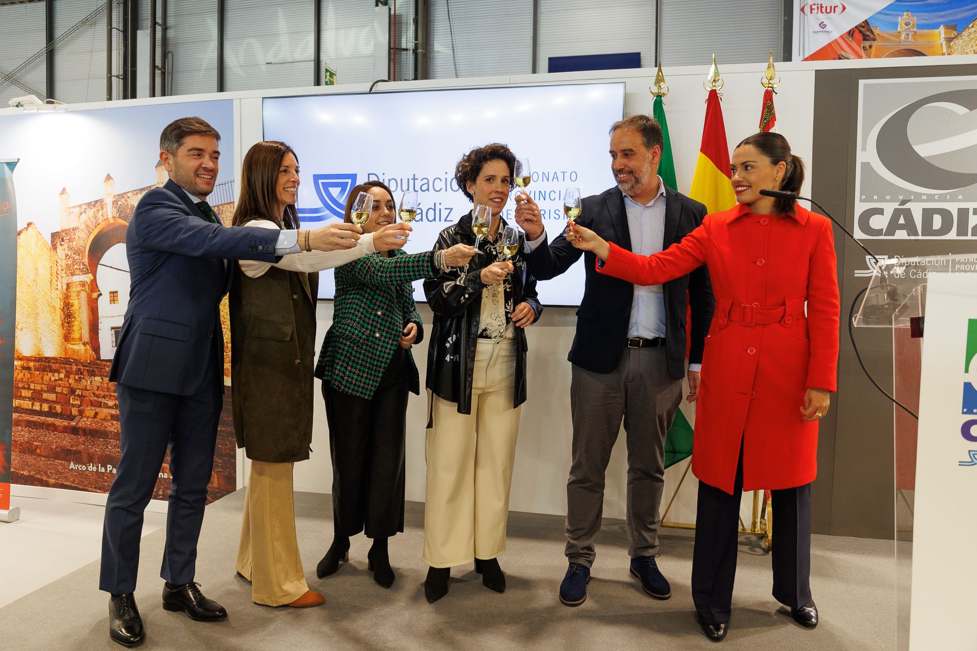 El alcalde de Trebujena, Ramón Galán, con miembros del gobierno y representantes de cooperativas de vino, en Fitur.