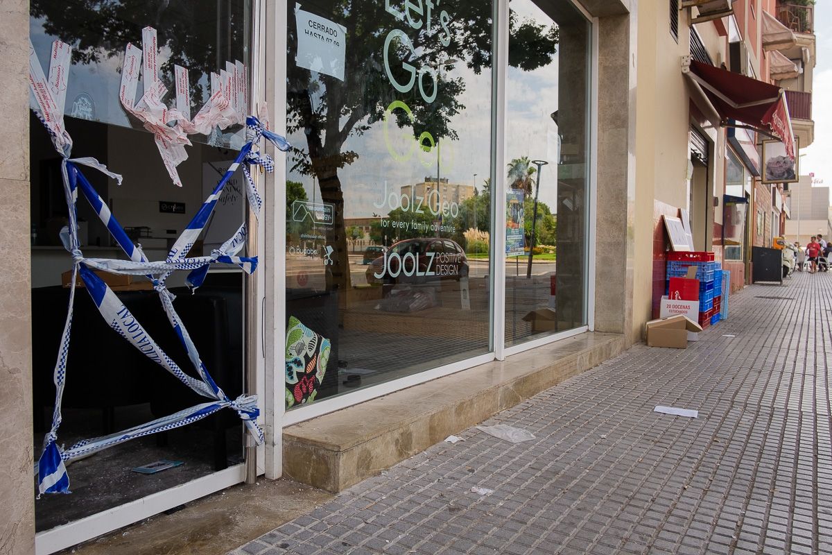 Tienda de Pekebebé en Jerez, precintada tras los saqueos.