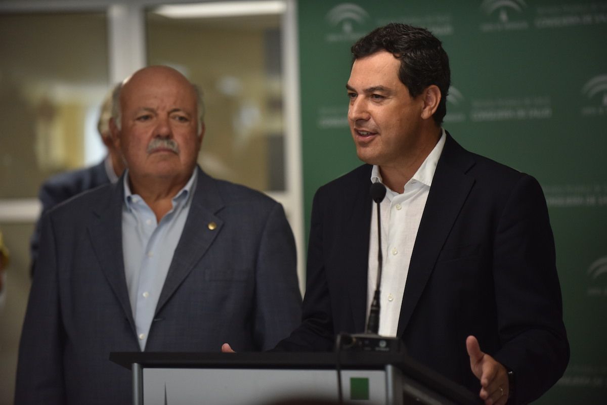 El presidente de la Junta de Andalucía, Juanma Moreno, junto al Consejero de Salud, Jesús Aguirre, en una imagen de archivo.
