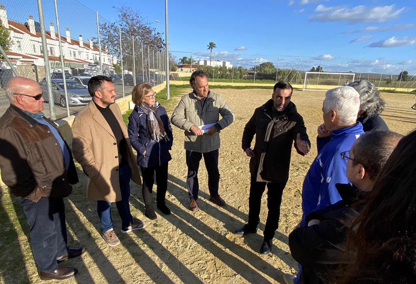 Imagen de la reunión de los delegados del Ayuntamiento de Jerez con representantes vecinales y del CD La Marquesa.