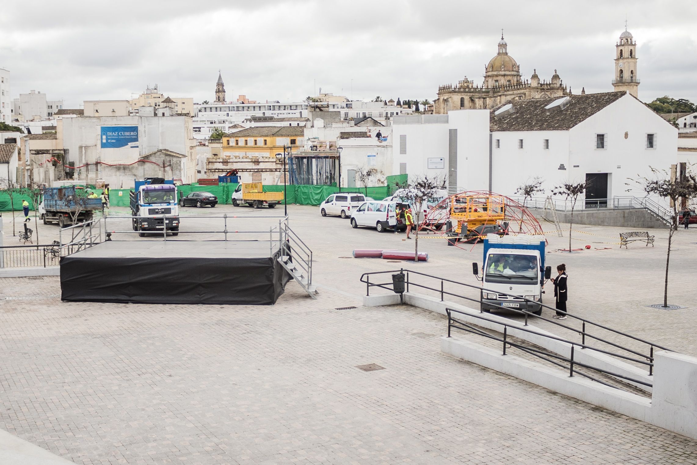 Aspecto de la plaza Belén en plena actividad de montaje.    CANDELA NÚÑEZ