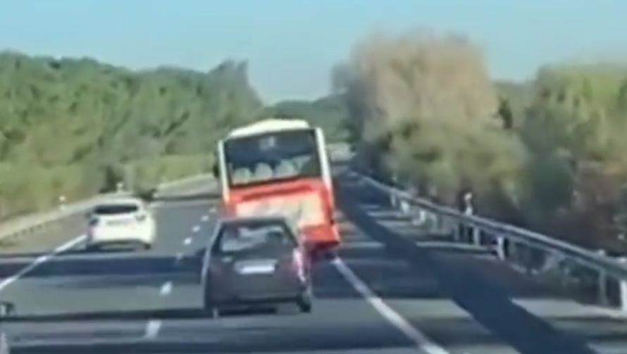 El autobús dando tumbos por la autovía, cerca de Jerez.