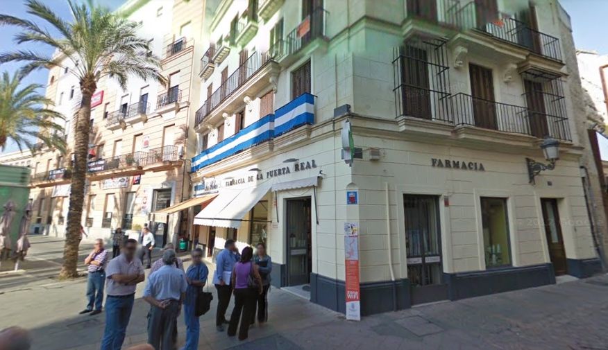 Fachada de la farmacia de la Puerta Real en la plaza del Arenal