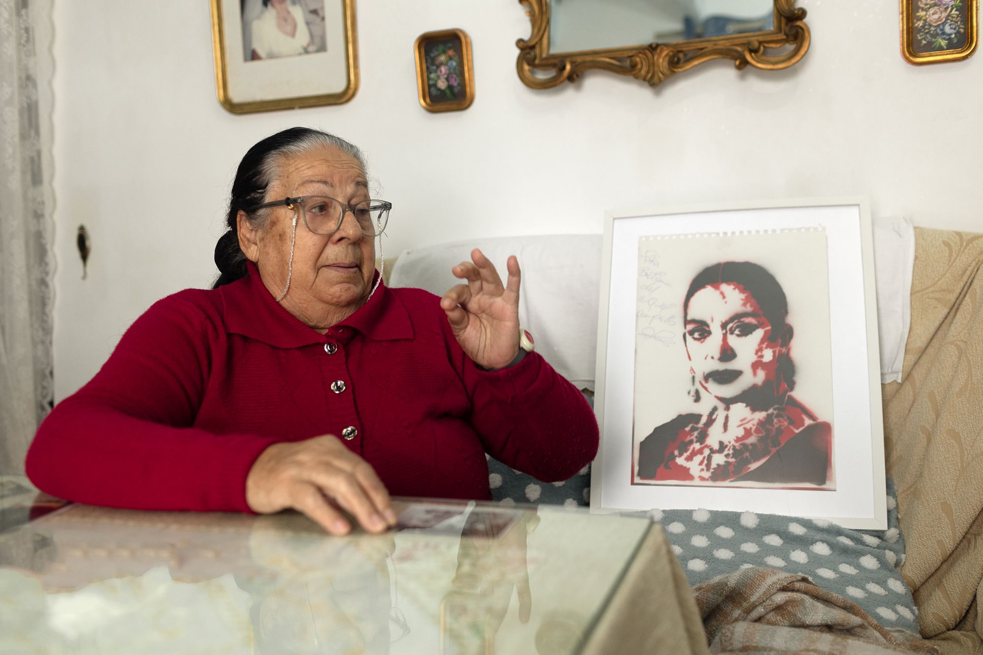 La Bastiana posa desde su casa de Santiago junto a un retrato de Lola Flores, regalo de Miguel Campello 'El Bicho'.