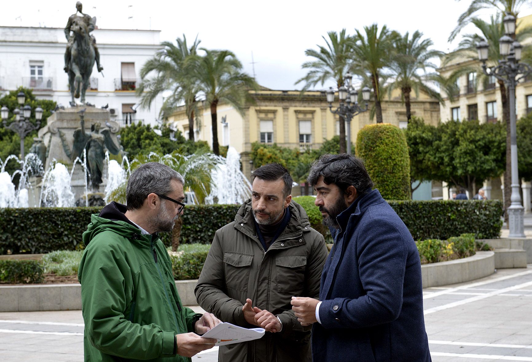 Ayuntamiento de Jerez y el Consejo cofrade retoman la reforma de la grada de palcos del Arenal. En la imagen, Díaz y García Cordero analizando el proyecto de reforma. 